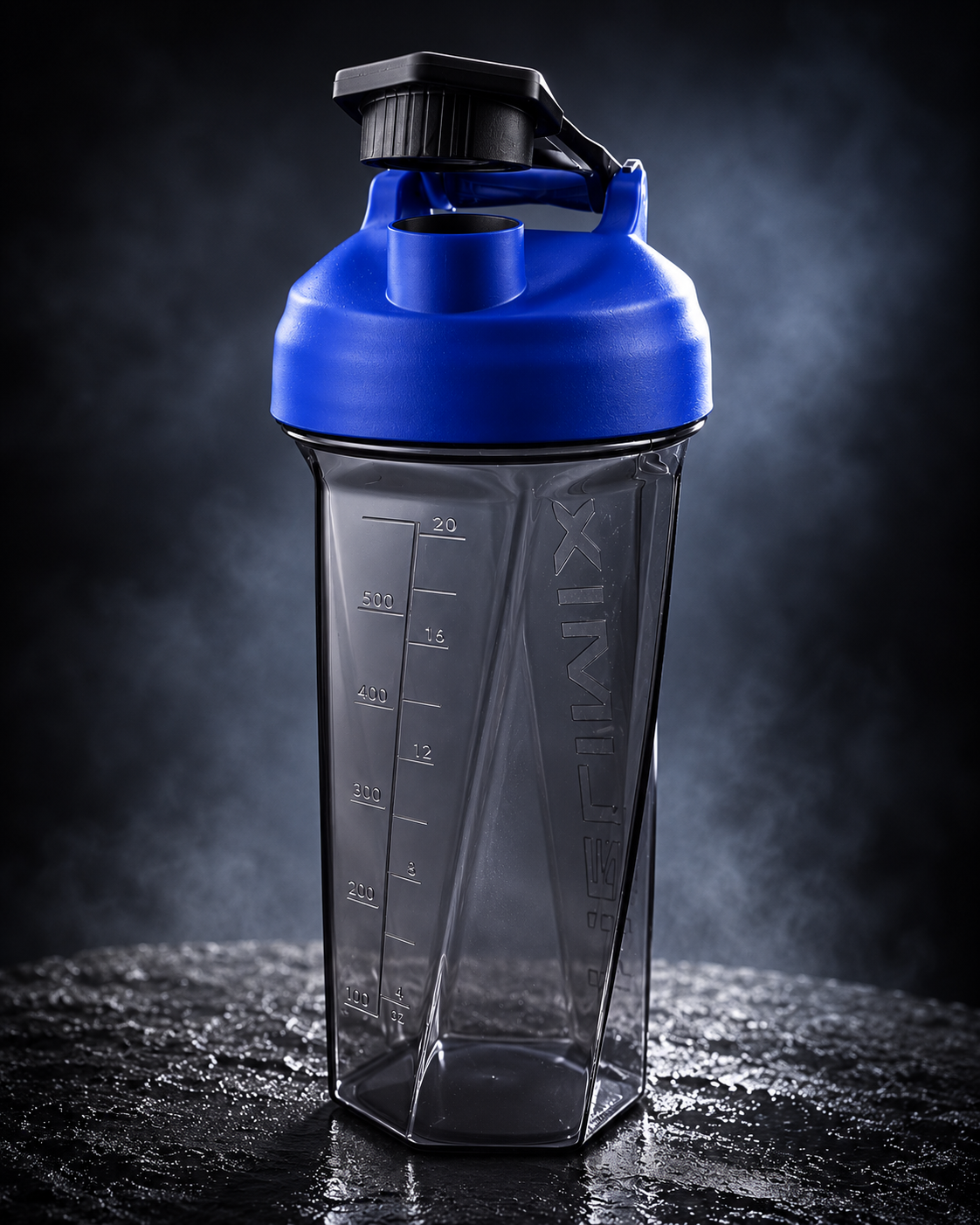 Model H 600 ml sports shaker with a blue lid and transparent smoke body.